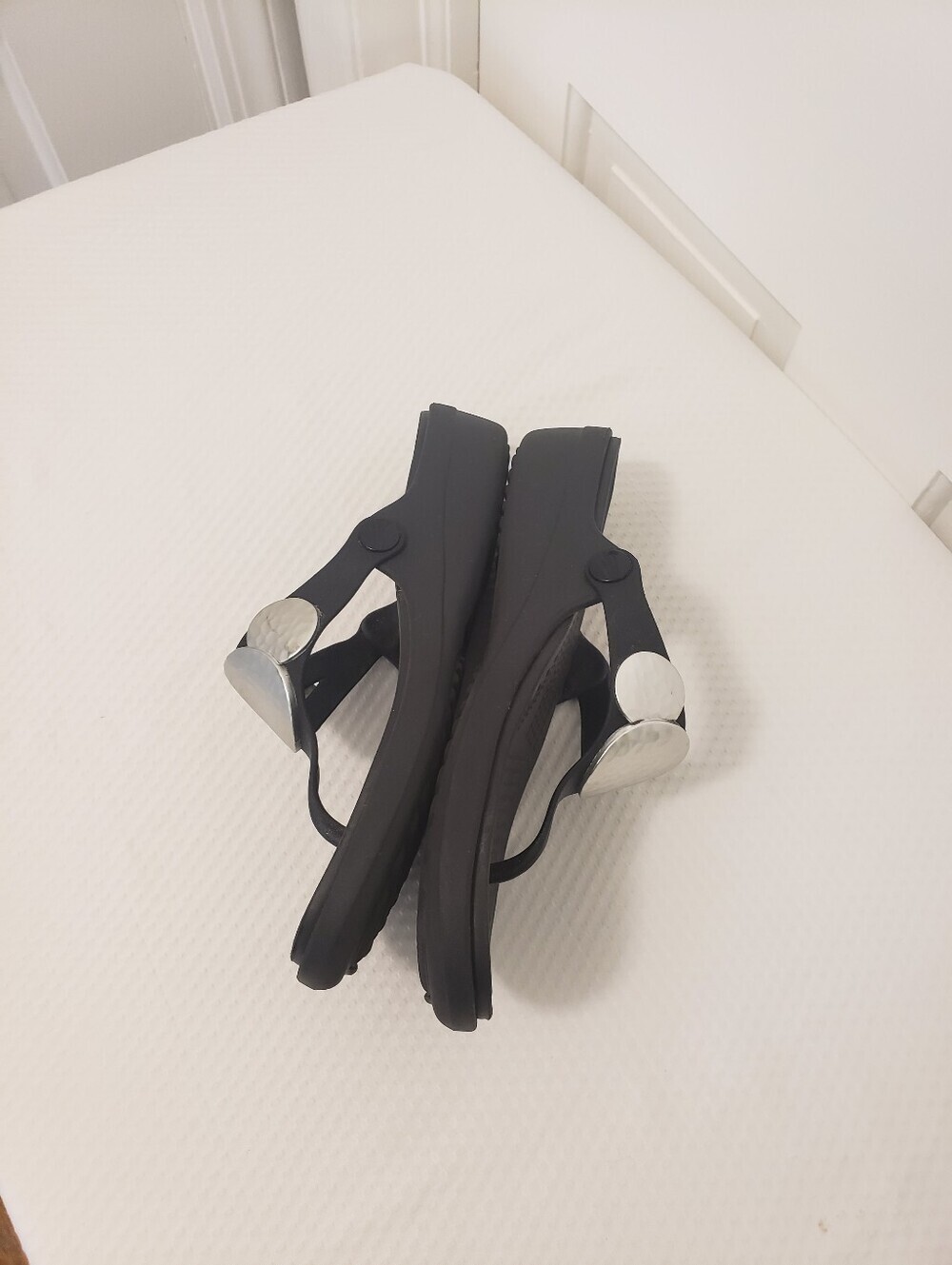 CROCS Black Sanrah Silvertone Hammered Circle Embellishments Slide Sandals Sz 9 - Picture 6 of 12